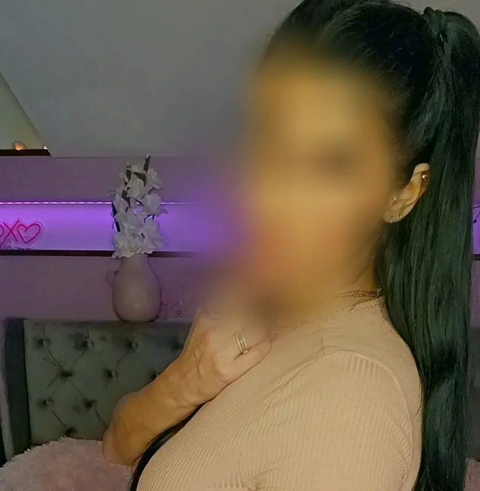 Nina, 33
